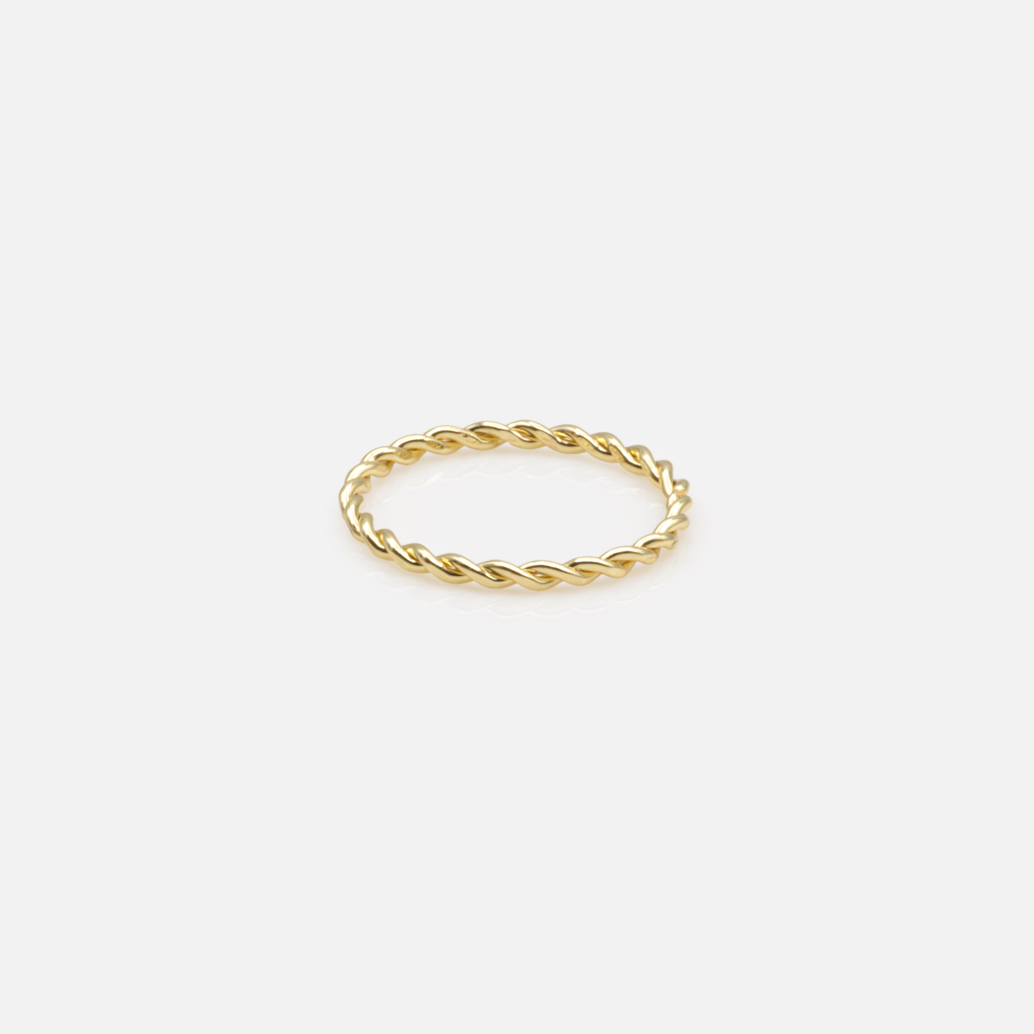 Ensemble de cinq bagues dorées de tailles variées avec torsades et cercle vide