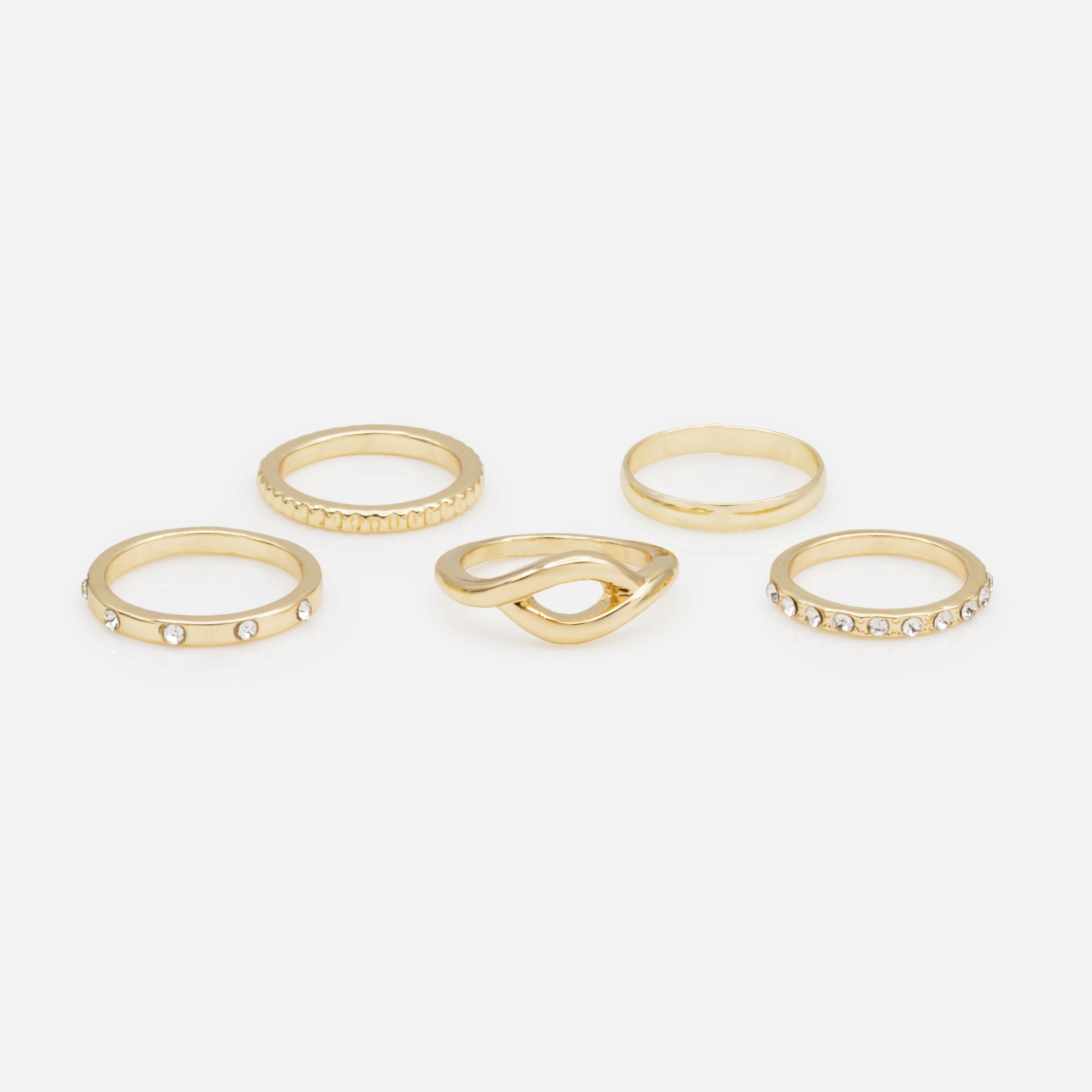 Ensemble de cinq bagues dorées de tailles variées avec zircons cubiques