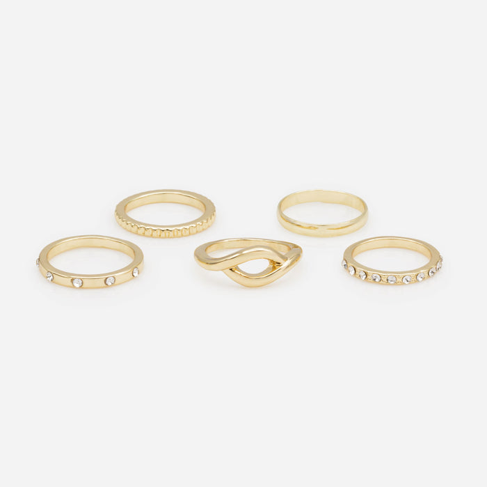 Ensemble de cinq bagues dorées de tailles variées avec zircons cubiques