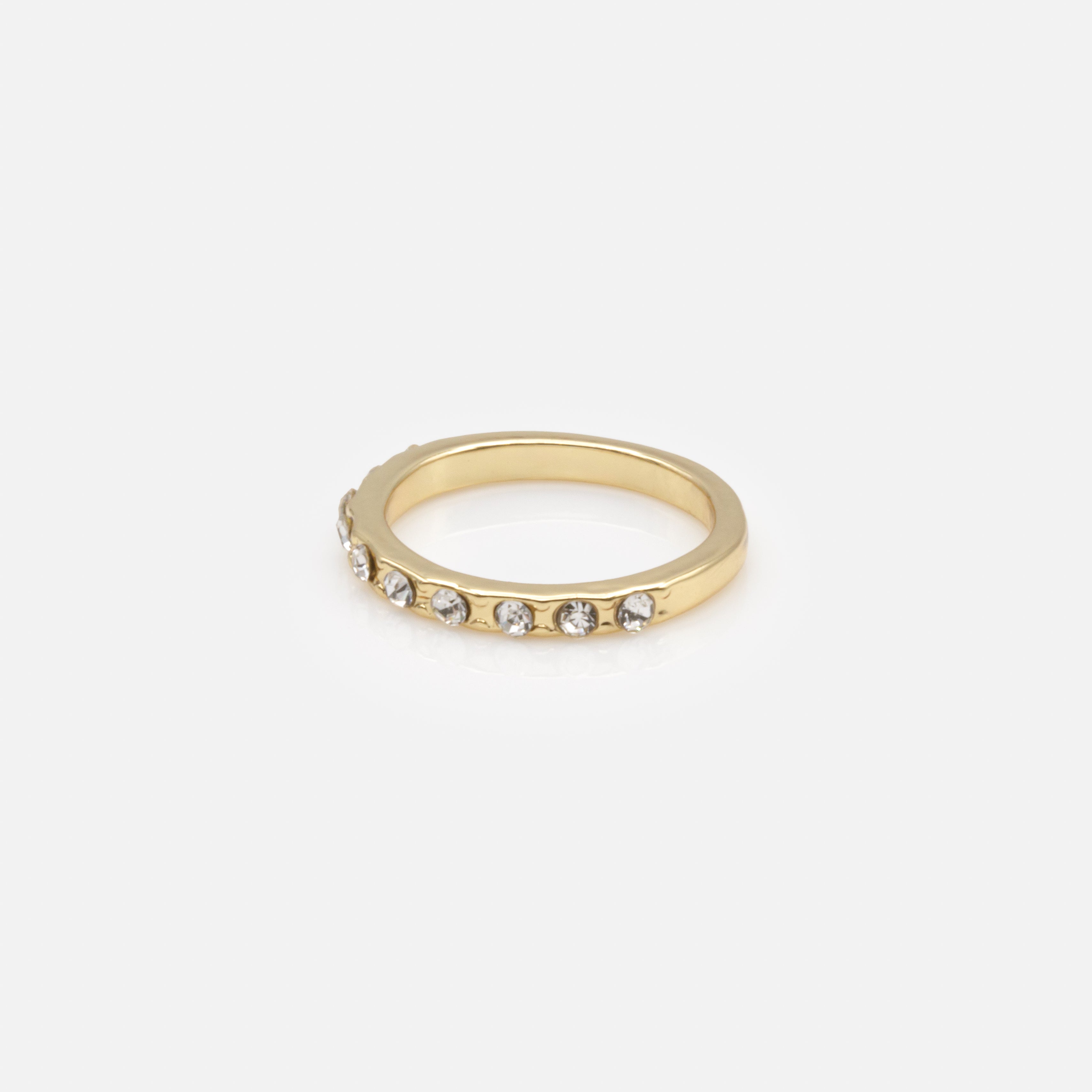 Ensemble de cinq bagues dorées de tailles variées avec zircons cubiques