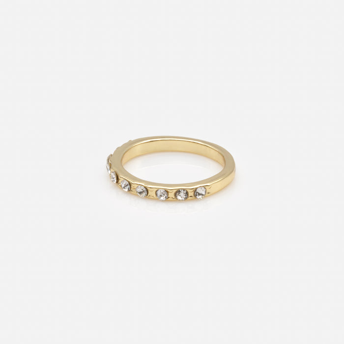Ensemble de cinq bagues dorées de tailles variées avec zircons cubiques