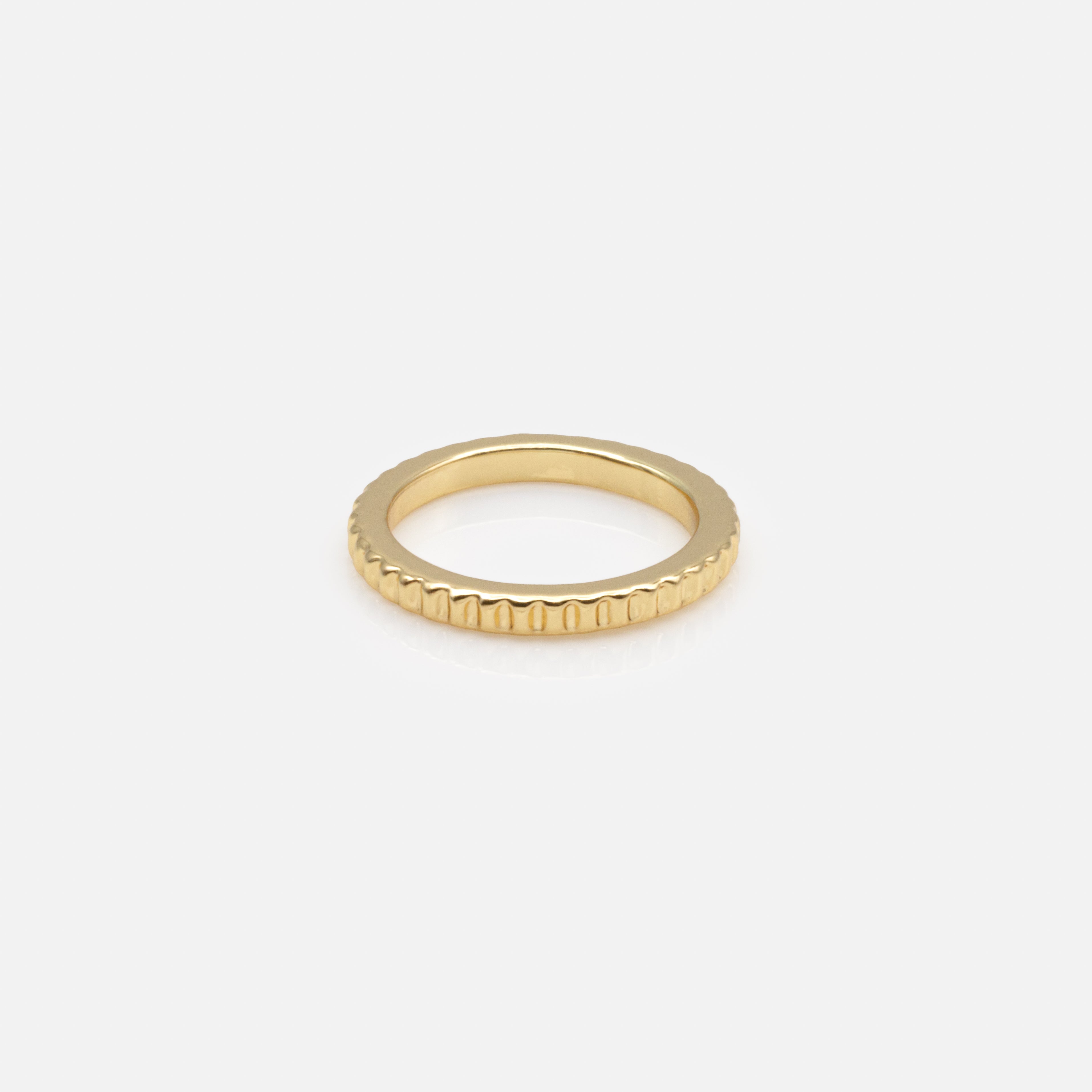 Ensemble de cinq bagues dorées de tailles variées avec zircons cubiques