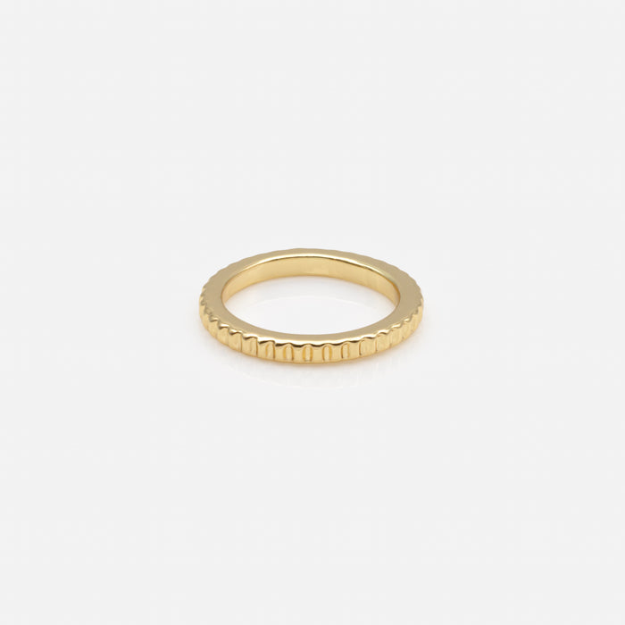 Ensemble de cinq bagues dorées de tailles variées avec zircons cubiques