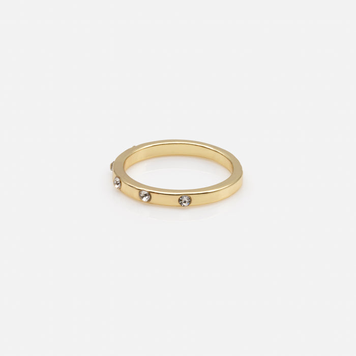 Ensemble de cinq bagues dorées de tailles variées avec zircons cubiques