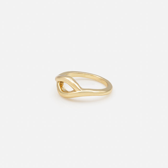Ensemble de cinq bagues dorées de tailles variées avec zircons cubiques