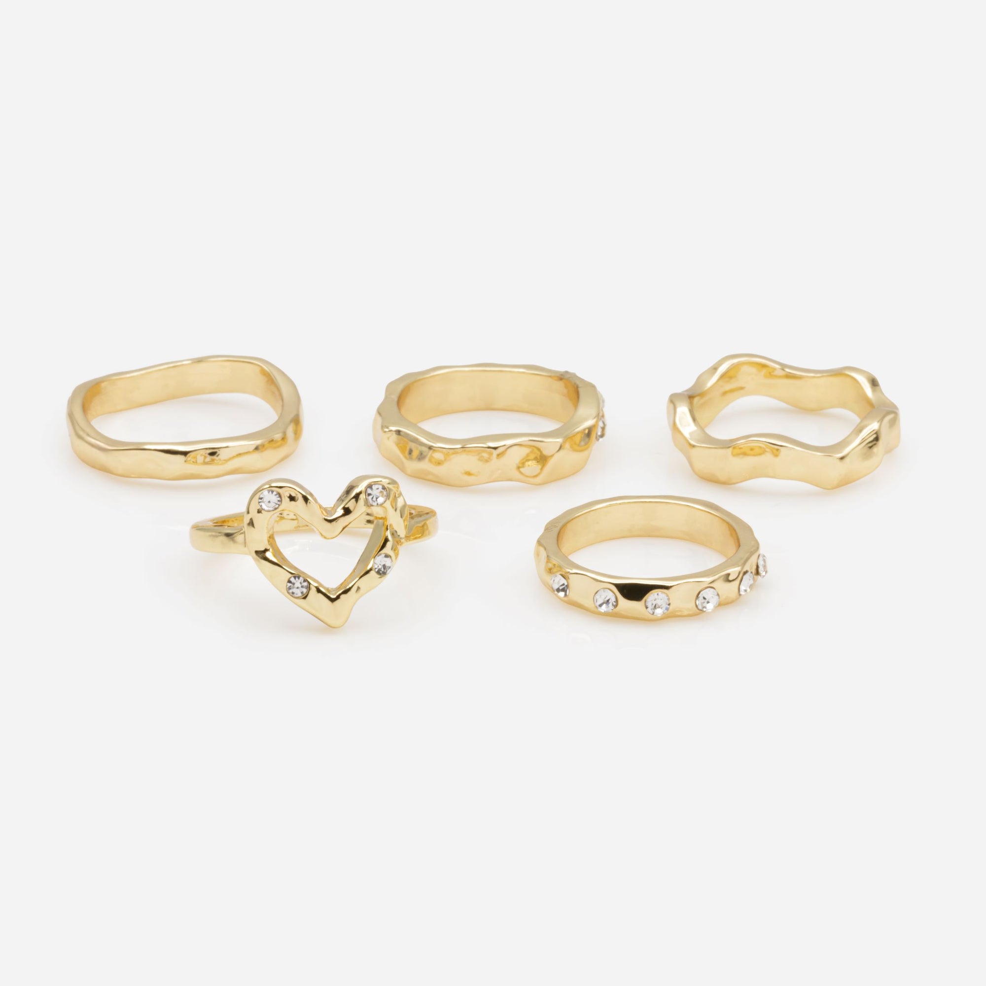 Ensemble de cinq bagues dorées martelées de tailles variées avec zircons cubiques