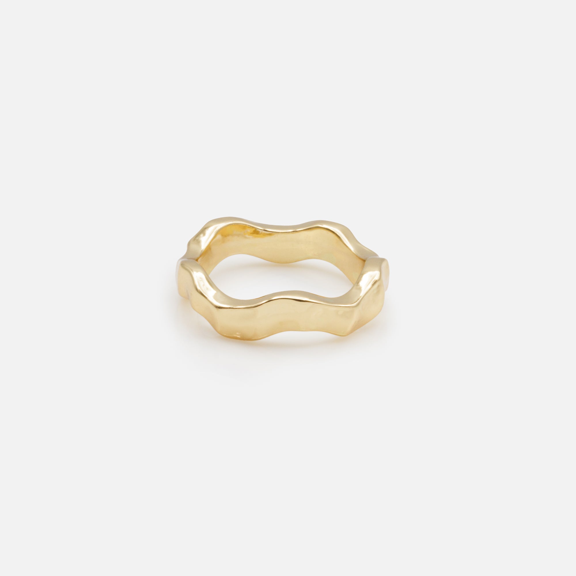 Ensemble de cinq bagues dorées martelées de tailles variées avec zircons cubiques