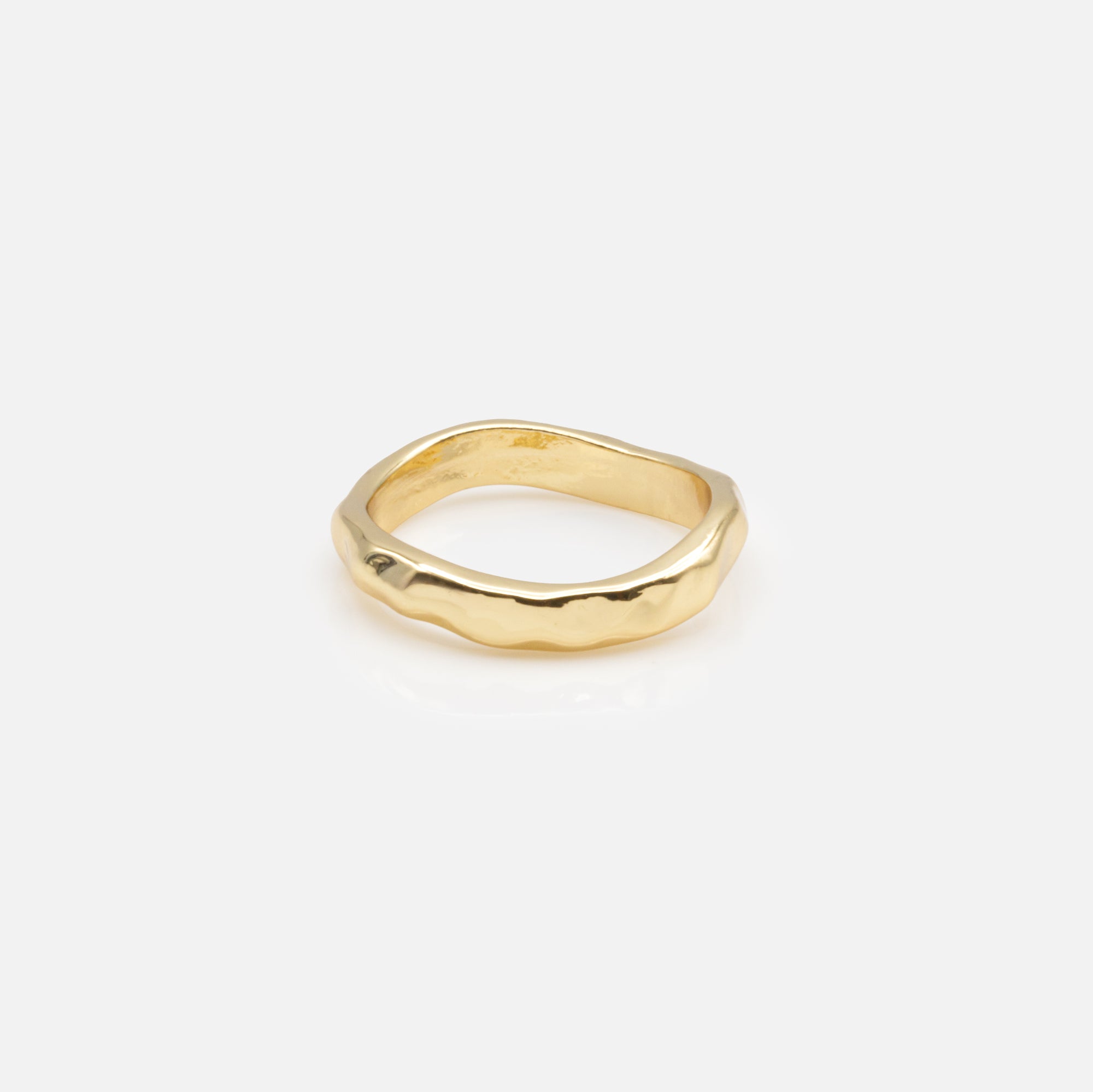 Ensemble de cinq bagues dorées martelées de tailles variées avec zircons cubiques
