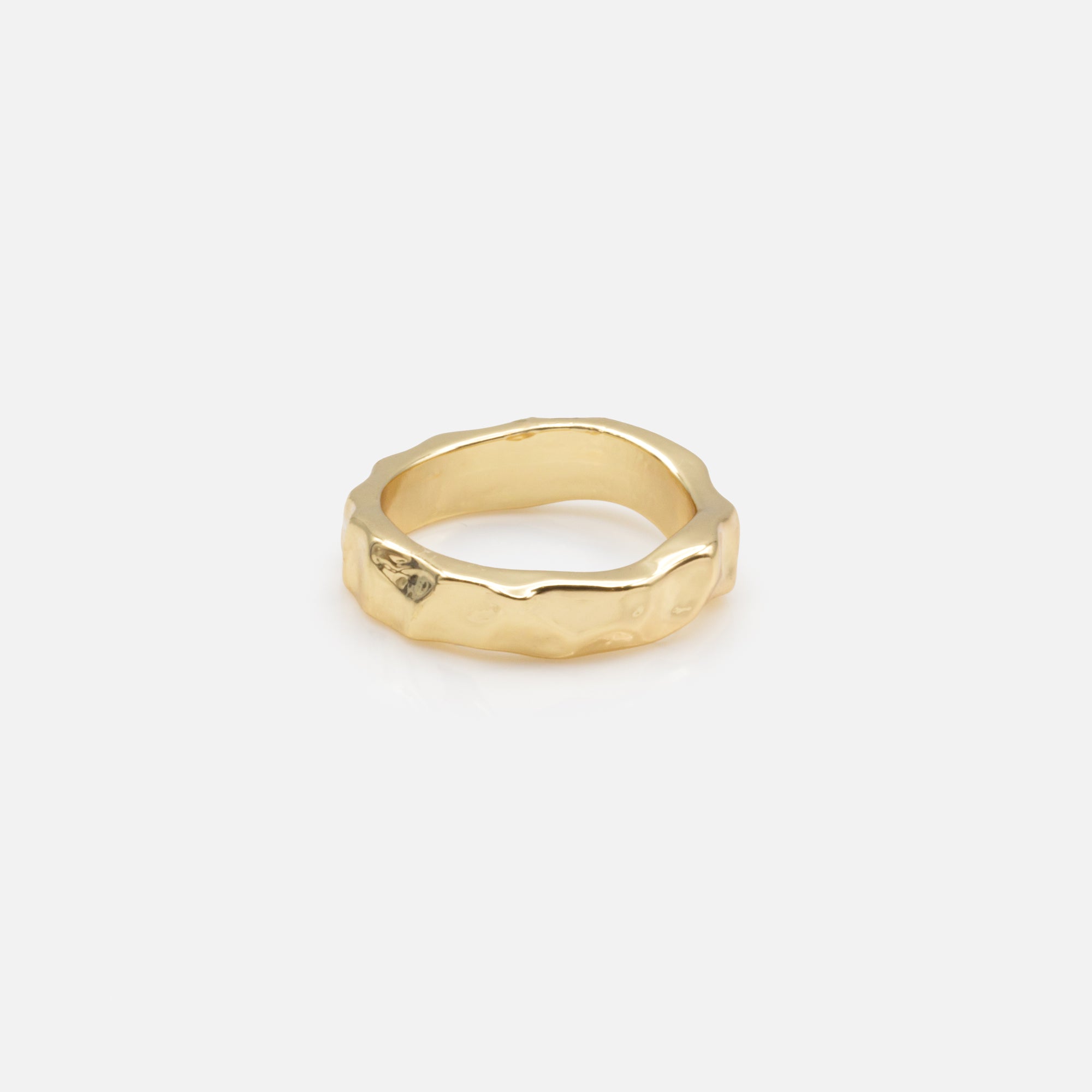 Ensemble de cinq bagues dorées martelées de tailles variées avec zircons cubiques