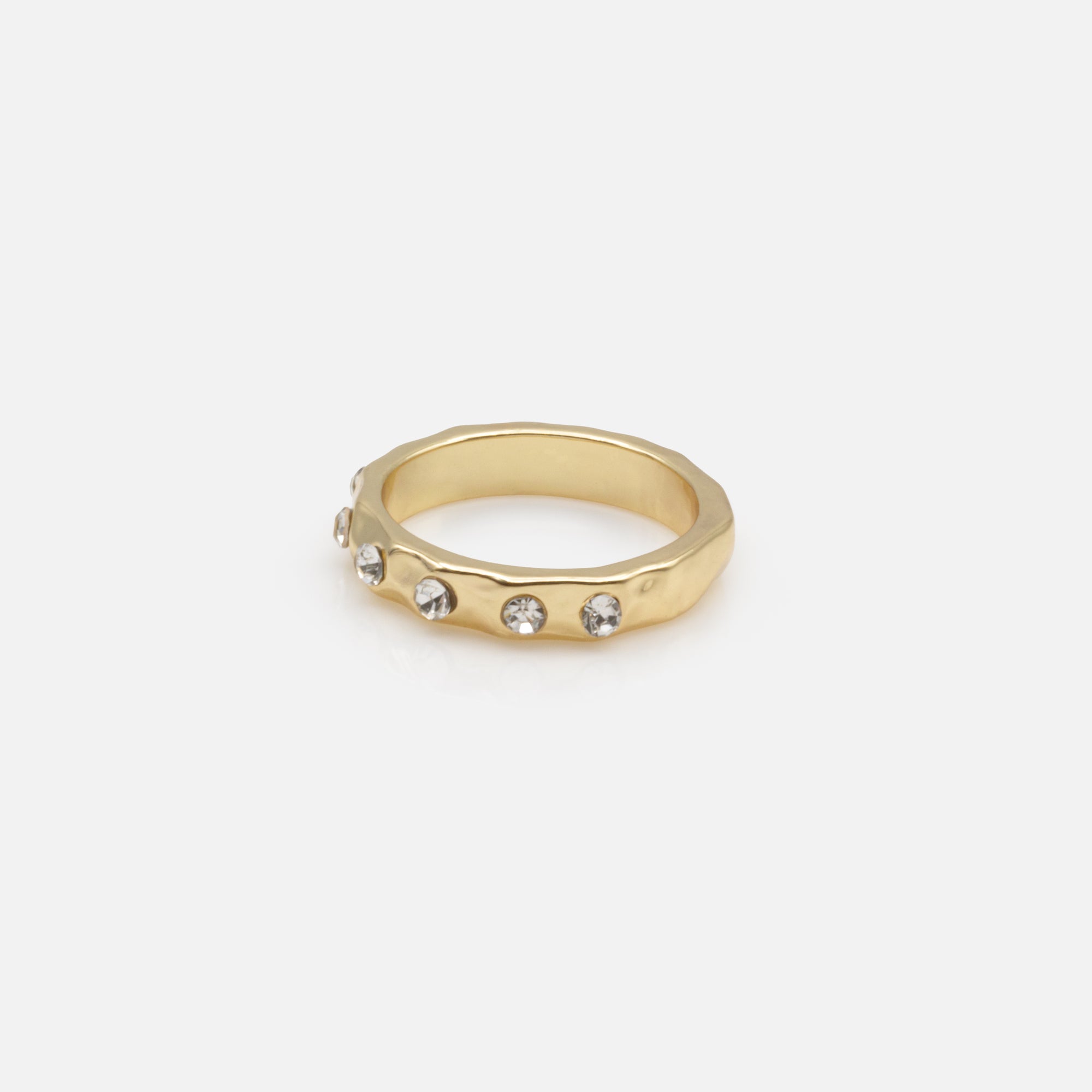 Ensemble de cinq bagues dorées martelées de tailles variées avec zircons cubiques