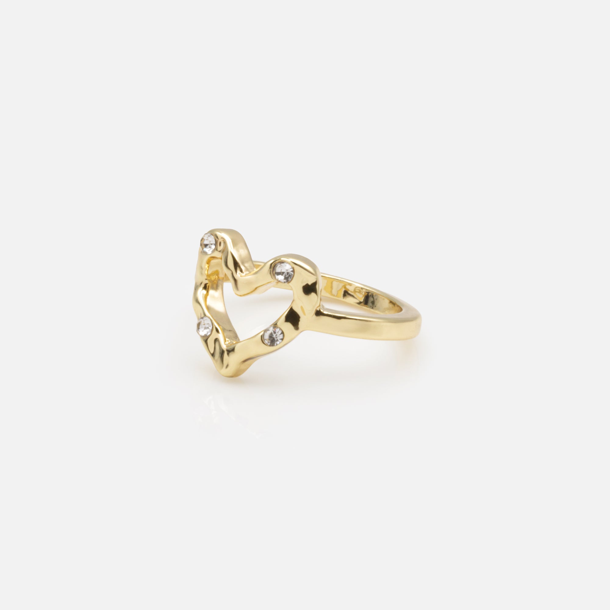 Ensemble de cinq bagues dorées martelées de tailles variées avec zircons cubiques