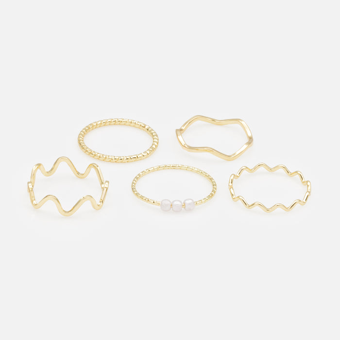 Ensemble de cinq bagues dorées de tailles variées avec effet vagues et petites perles