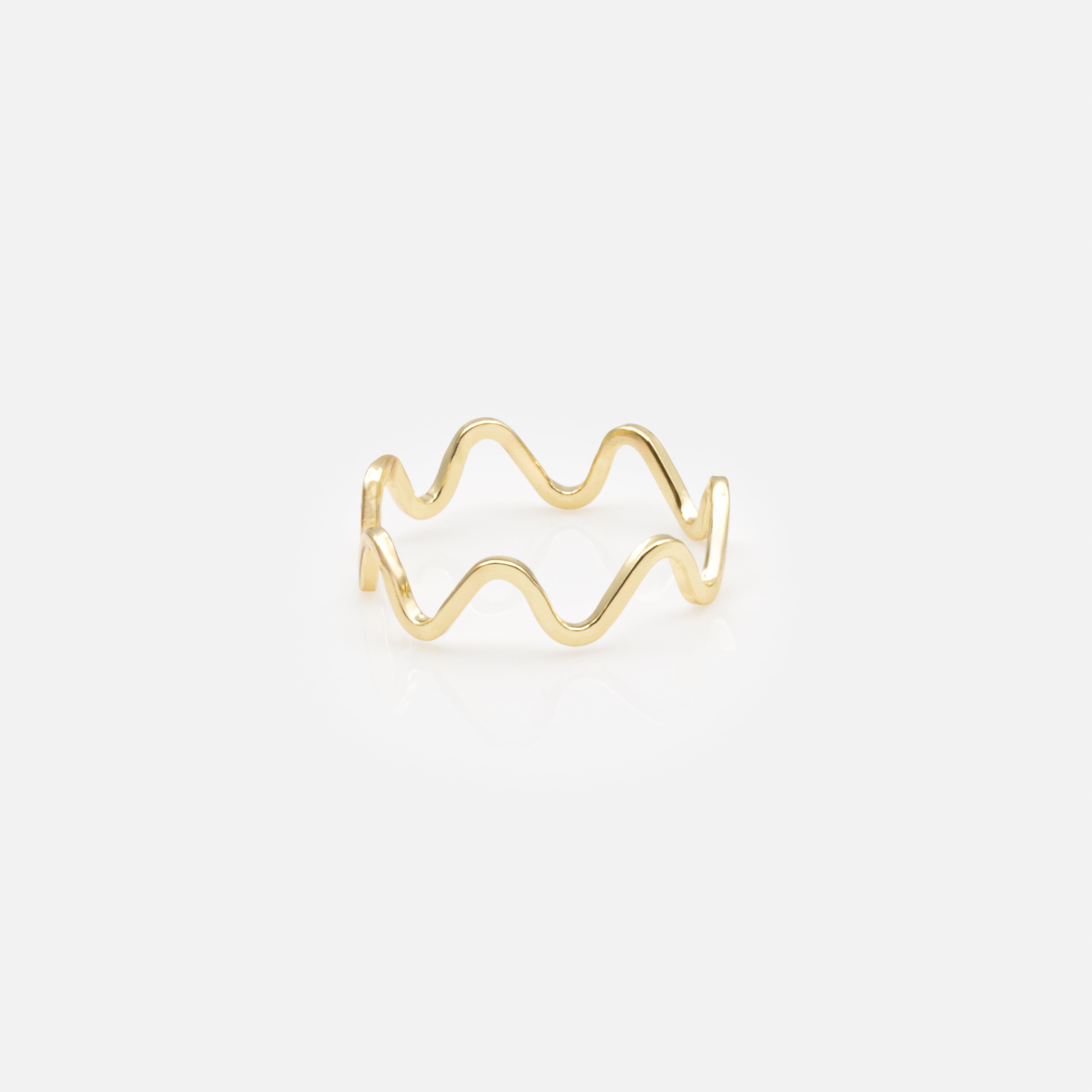 Ensemble de cinq bagues dorées de tailles variées avec effet vagues et petites perles