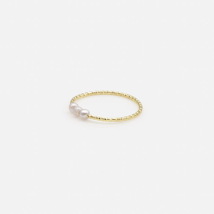 Ensemble de cinq bagues dorées de tailles variées avec effet vagues et petites perles