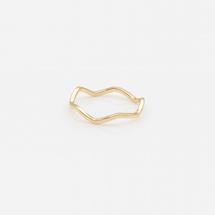 Ensemble de cinq bagues dorées de tailles variées avec effet vagues et petites perles