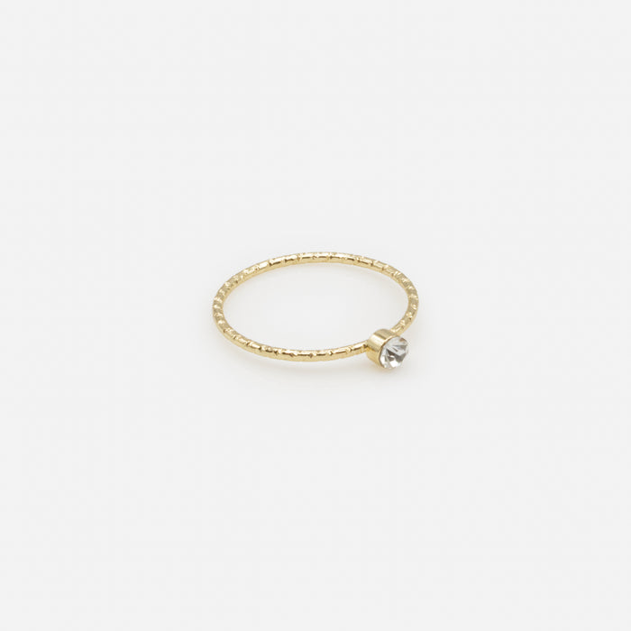 Ensemble de quatre bagues dorées de tailles variées avec texture et zircons cubiques