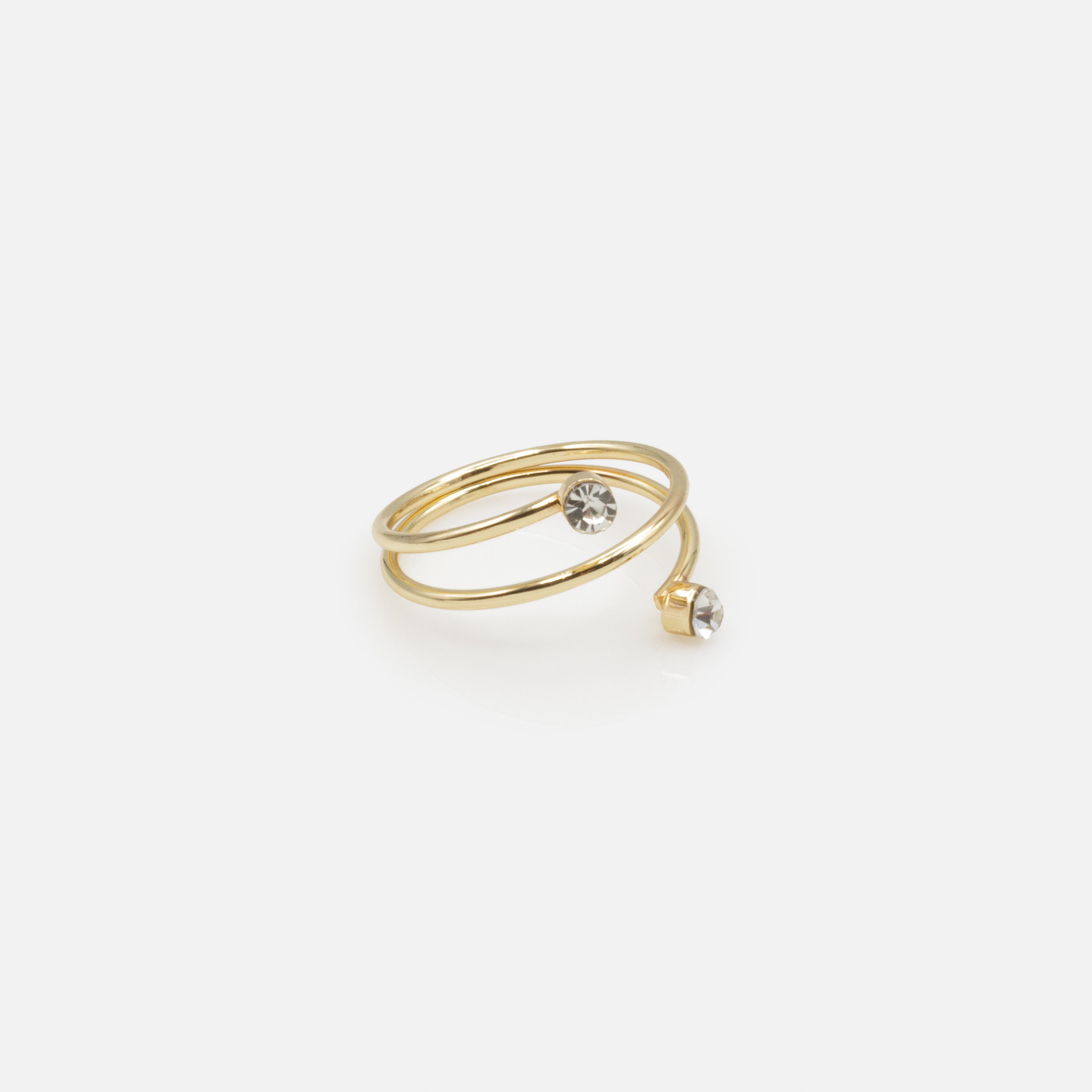 Ensemble de quatre bagues dorées de tailles variées avec texture et zircons cubiques