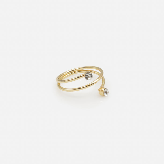 Ensemble de quatre bagues dorées de tailles variées avec texture et zircons cubiques