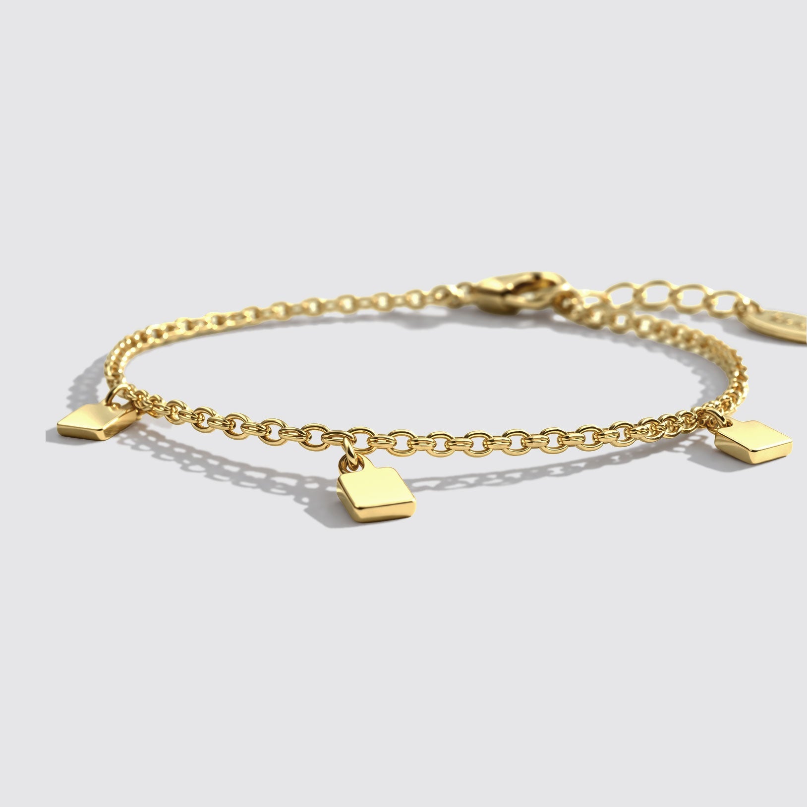 Bracelet à breloques carrées doré