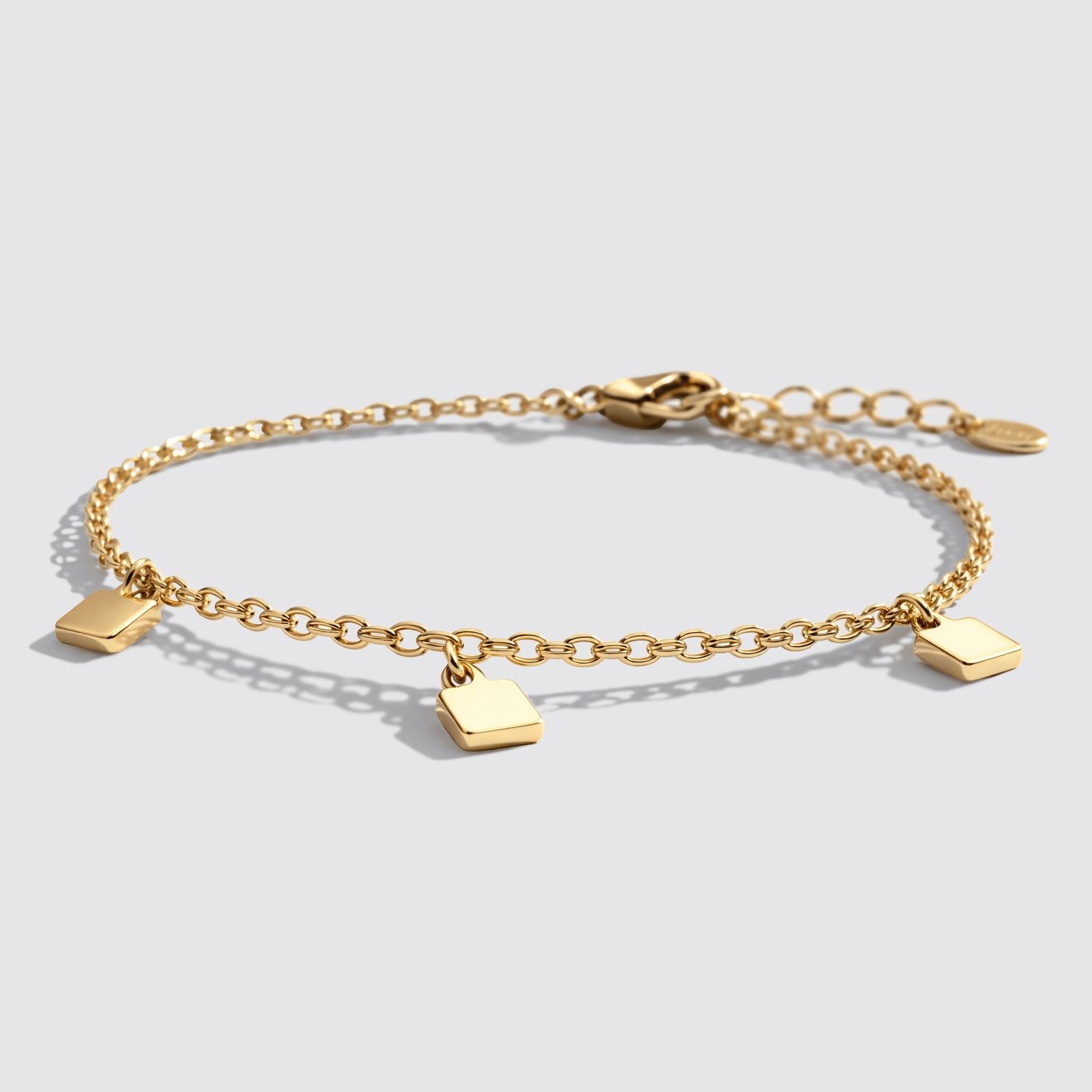 Bracelet à breloques carrées doré