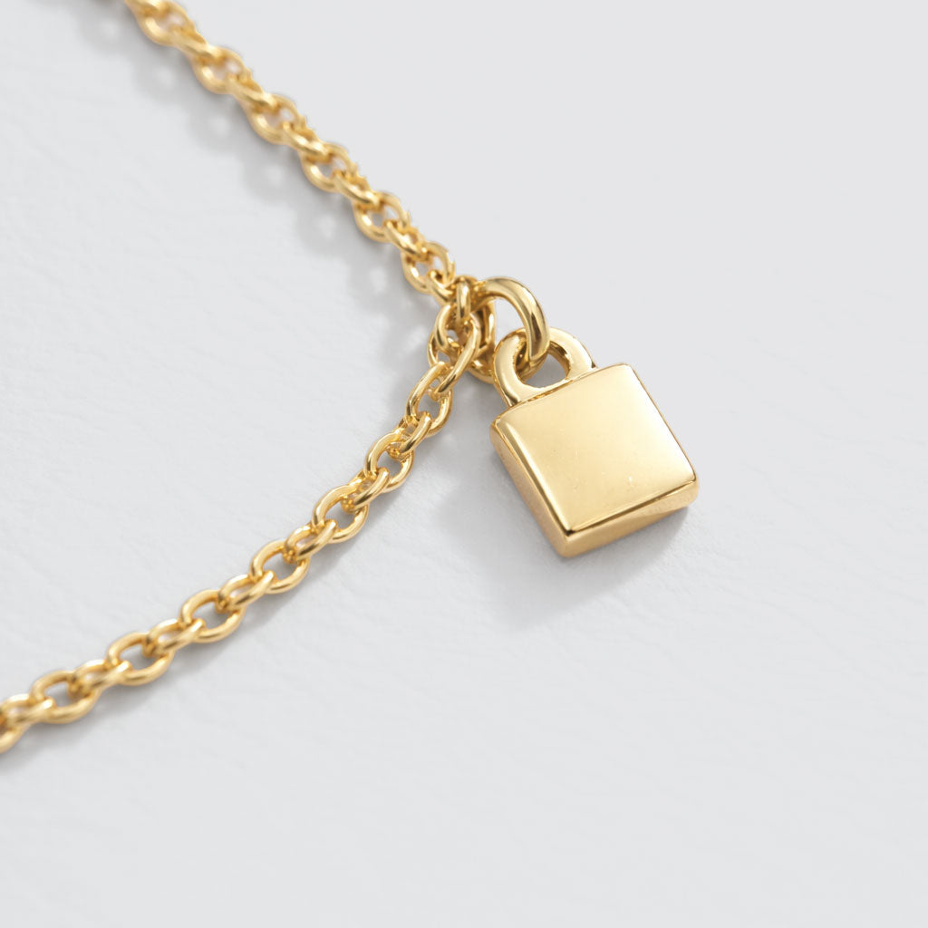 Bracelet à breloques carrées doré