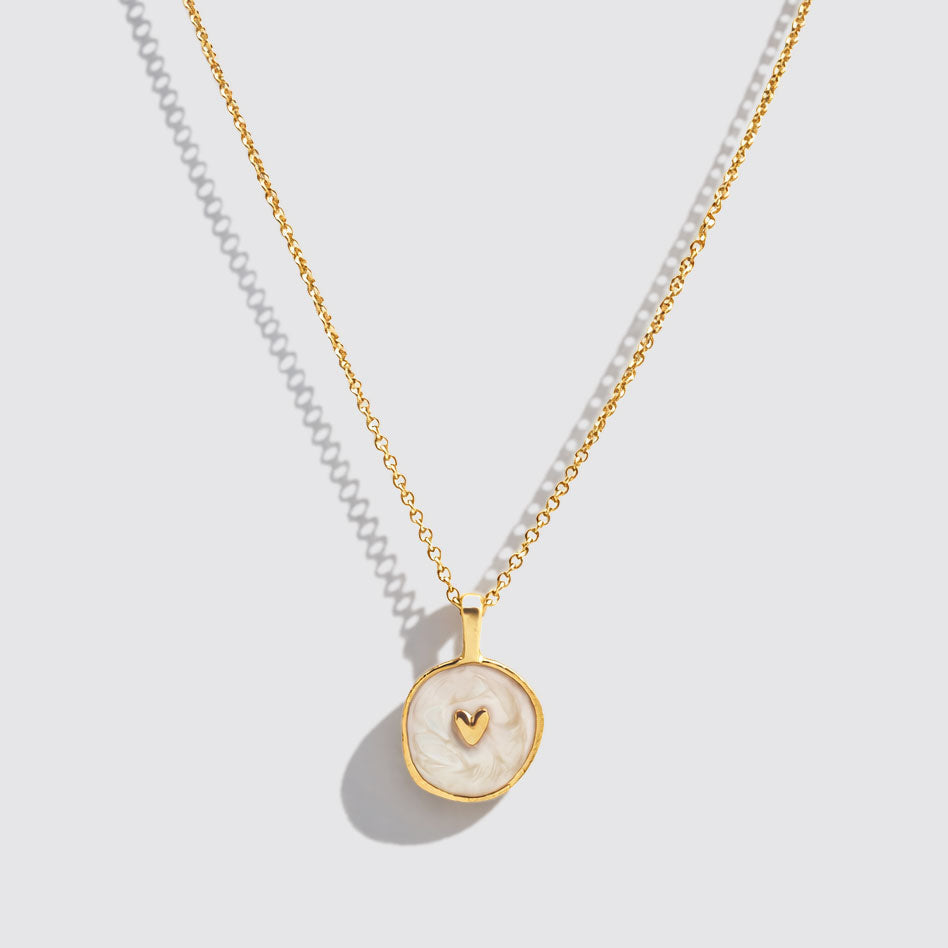 Collier doré à pendentif cœur en nacre