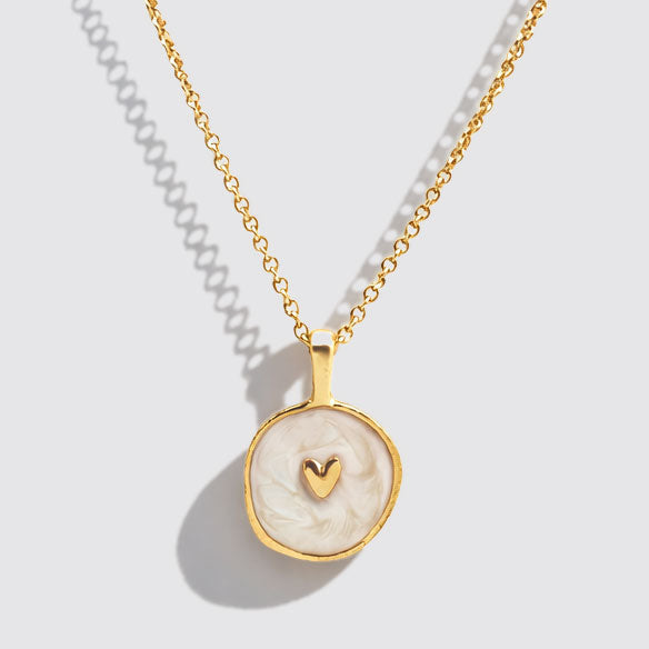Collier doré à pendentif cœur en nacre