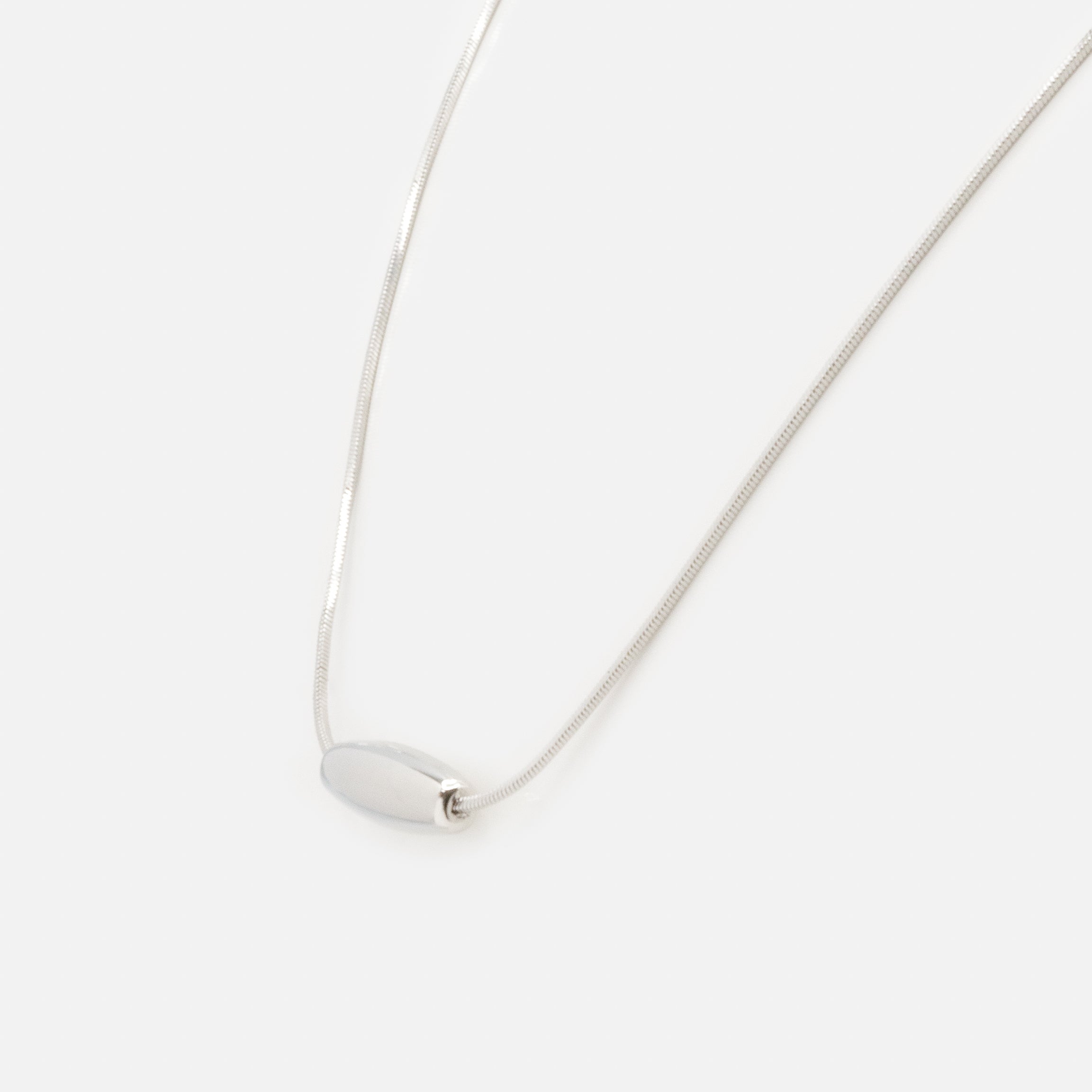 Collier argenté breloque bille allongée