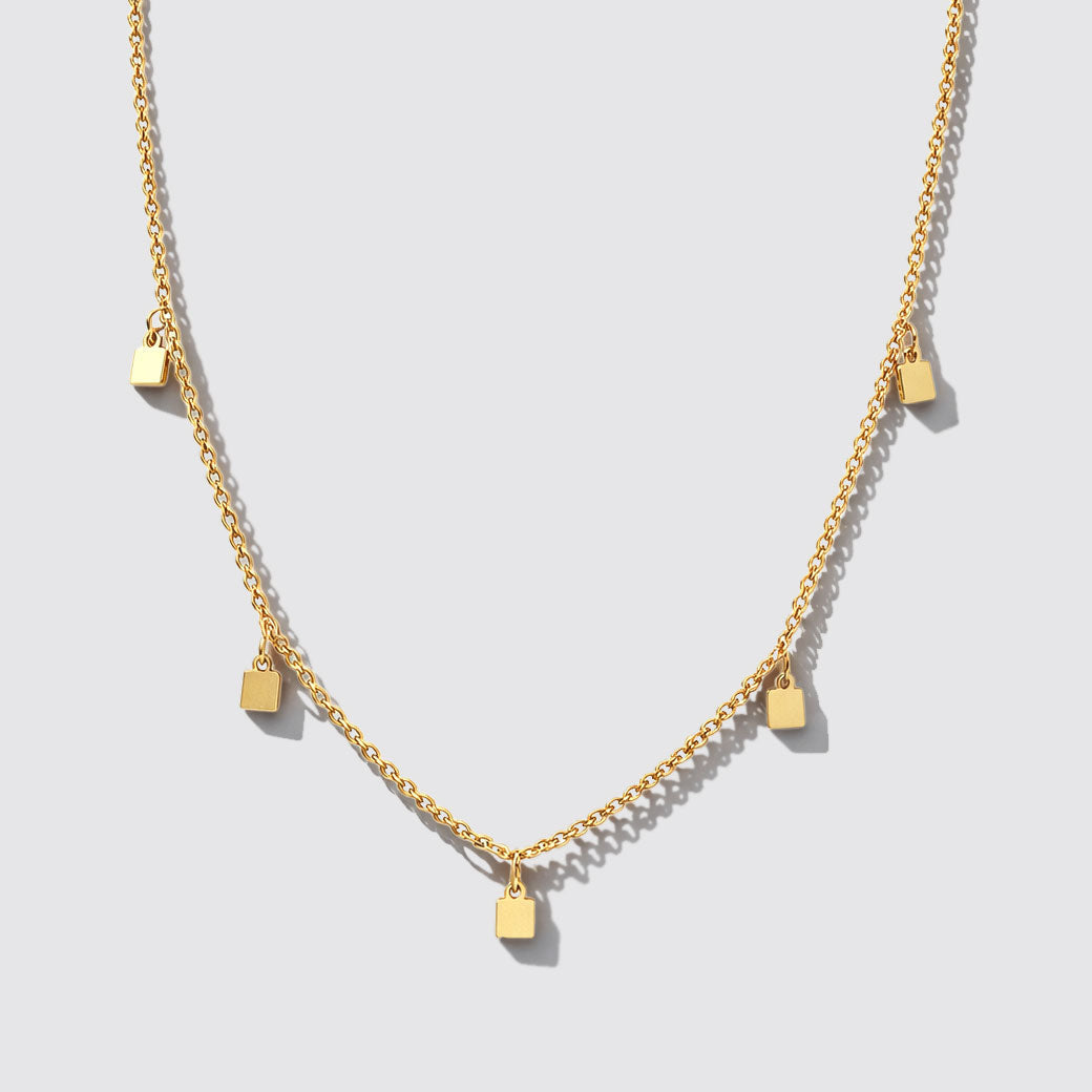 Collier à breloques carrées doré