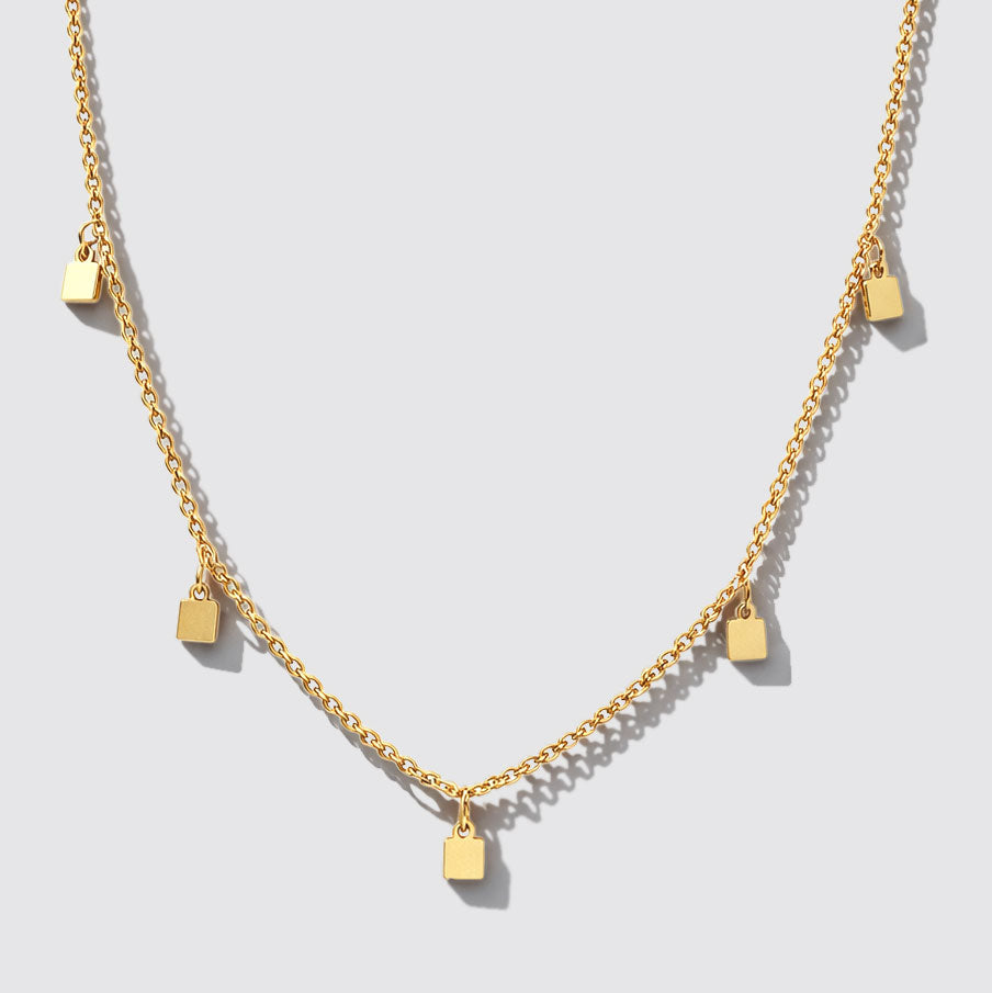 Collier à breloques carrées doré