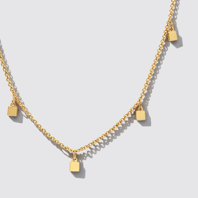 Collier à breloques carrées doré