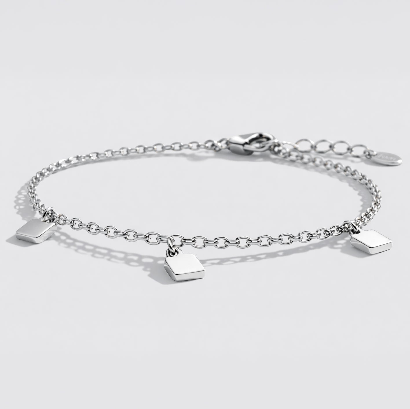 Bracelet à breloques tons argentés avec petits carrés