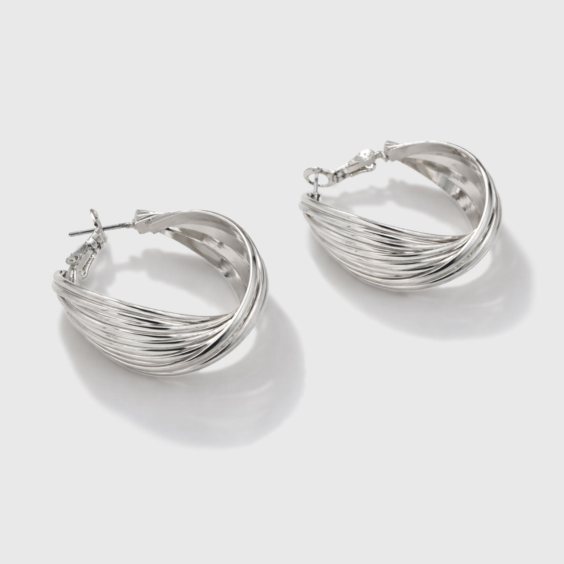 Boucles d'oreilles torsadées argentées