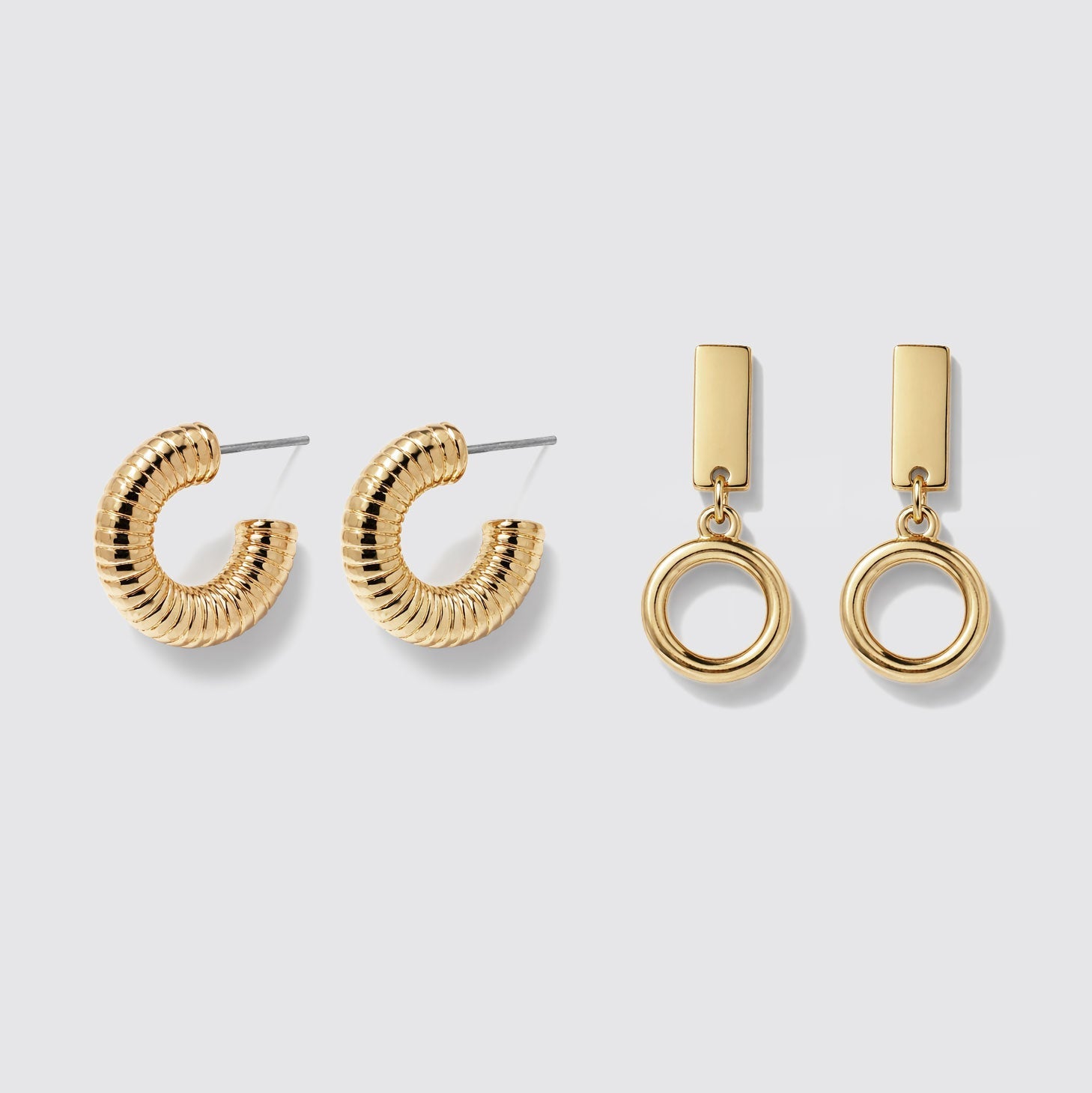 Duo de boucles d'oreilles anneaux et pendantes doré