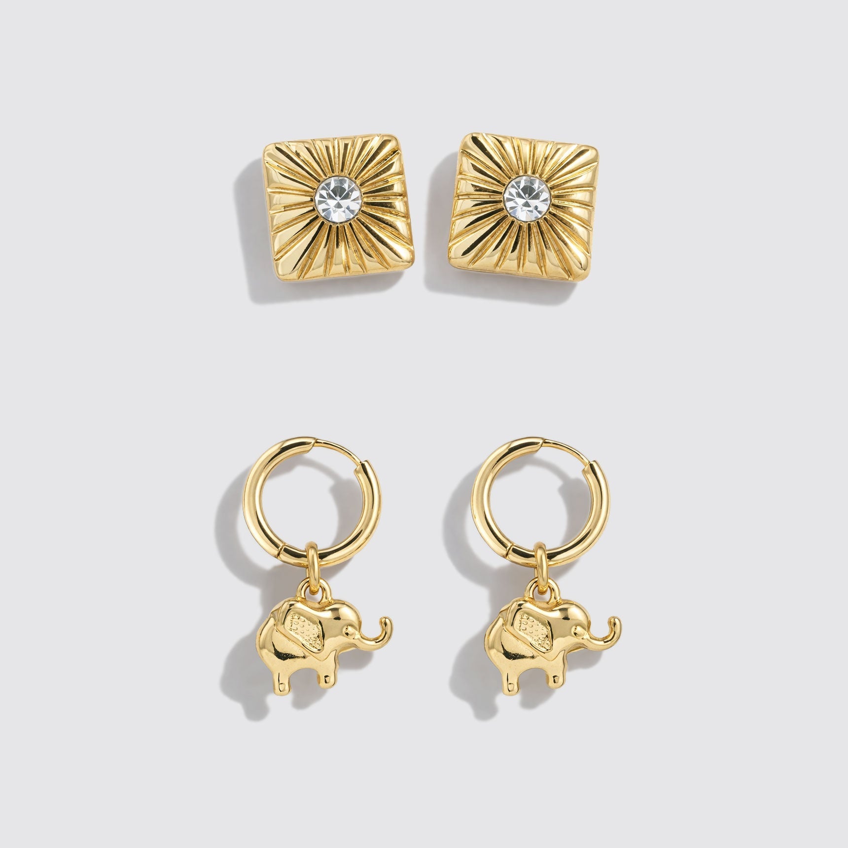 Duo de boucles d'oreilles dorées clou soleil et charm éléphant
