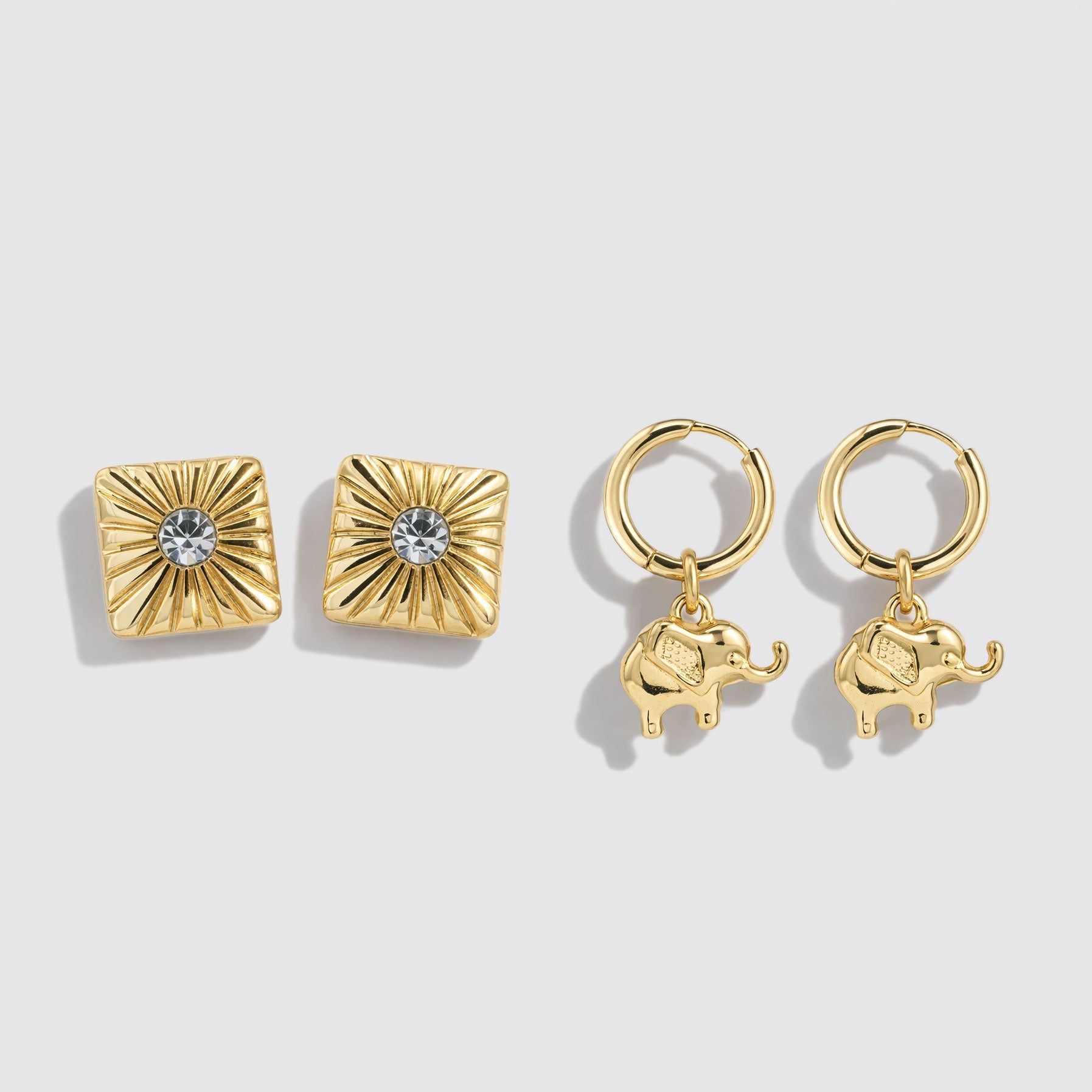 Duo de boucles d'oreilles dorées clou soleil et charm éléphant