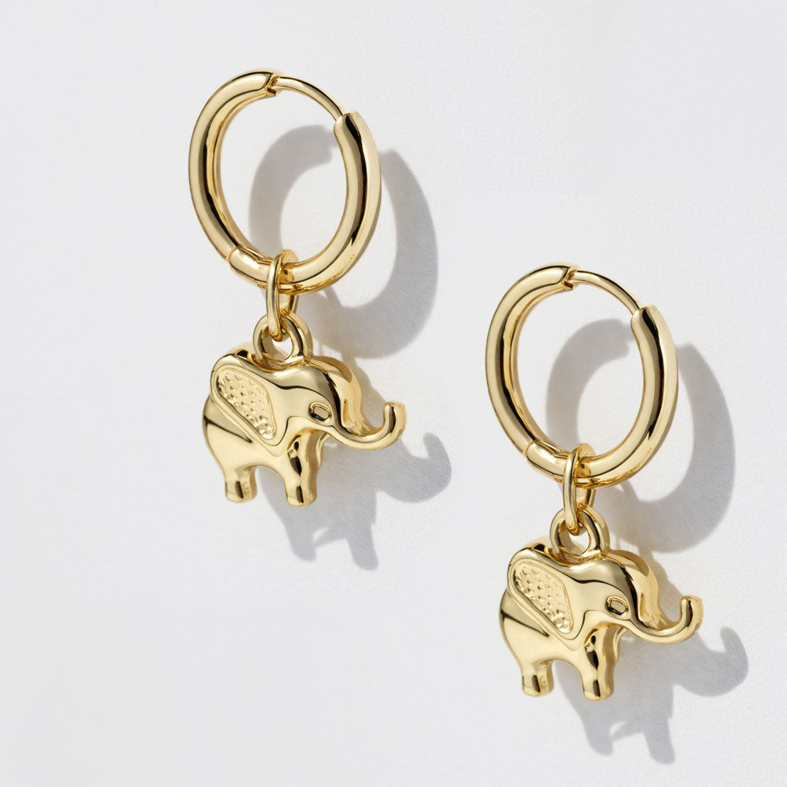 Duo de boucles d'oreilles dorées clou soleil et charm éléphant