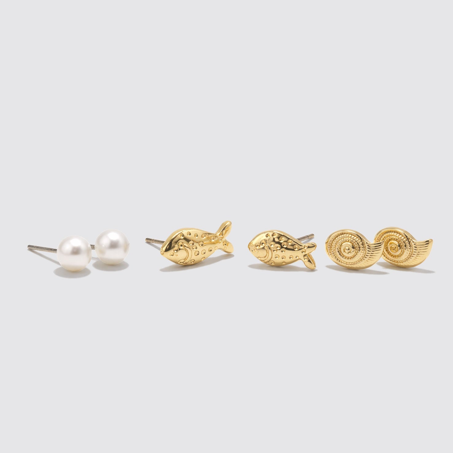 Ensemble de 3 boucles d'oreilles tons dorés avec puces perle, poisson et coquillage