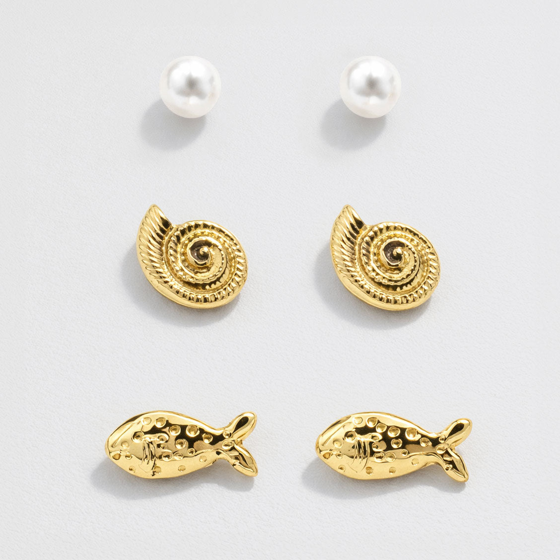 Ensemble de 3 boucles d'oreilles tons dorés avec puces perle, poisson et coquillage