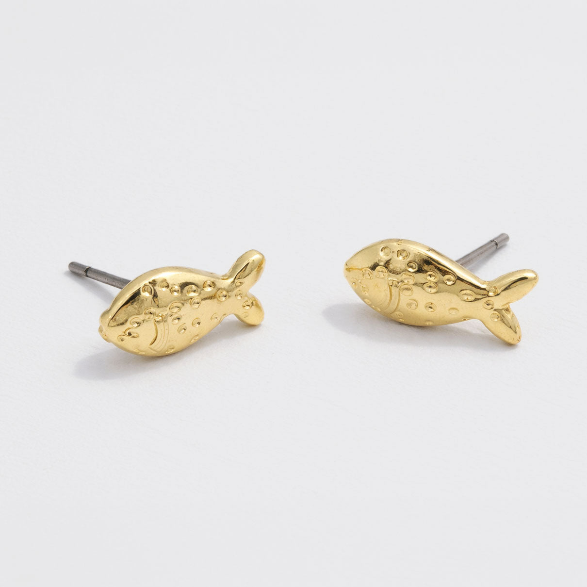 Ensemble de 3 boucles d'oreilles tons dorés avec puces perle, poisson et coquillage