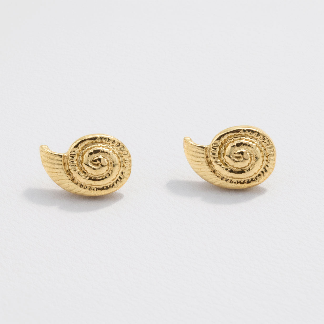 Ensemble de 3 boucles d'oreilles tons dorés avec puces perle, poisson et coquillage