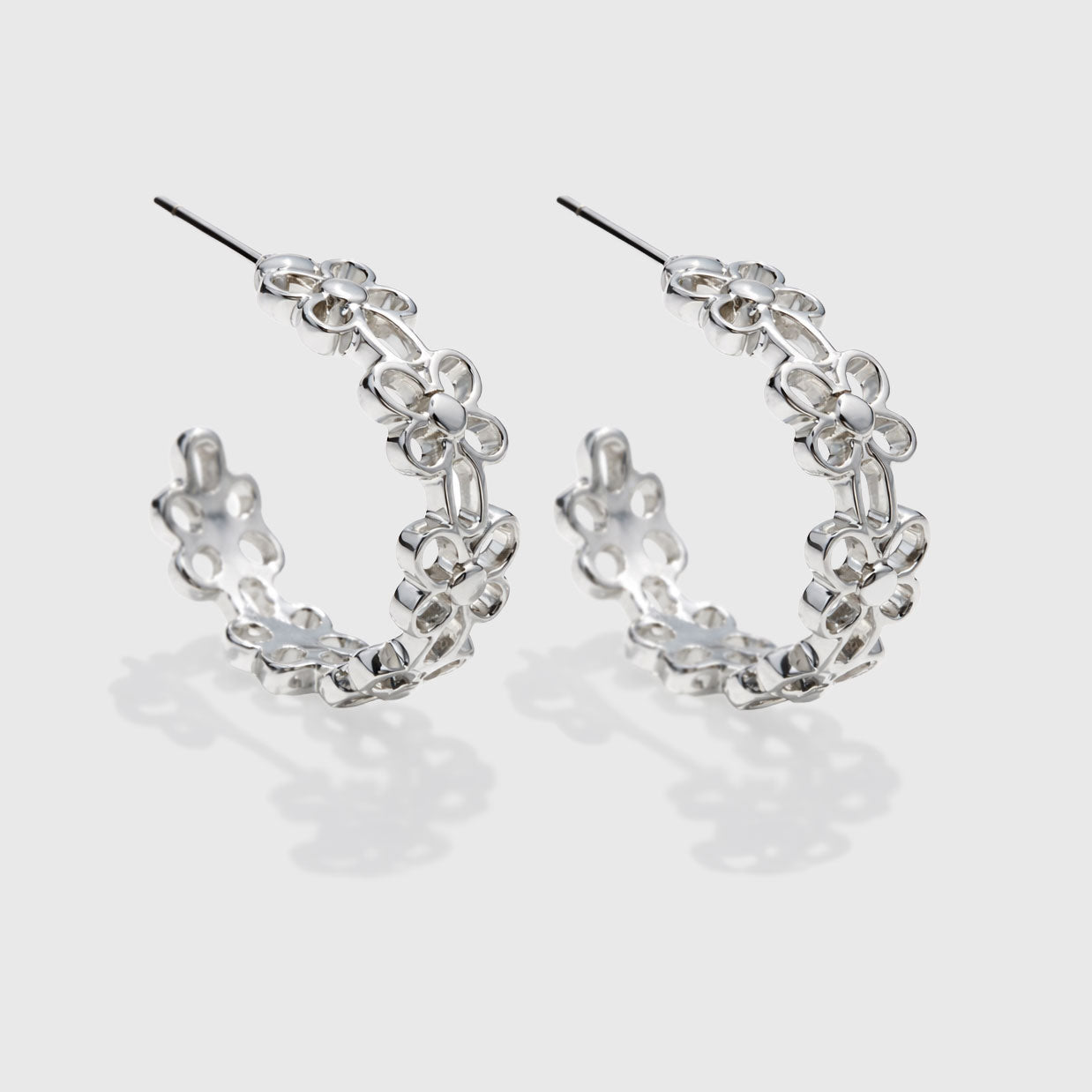 Boucles d'oreilles anneaux floraux argenté