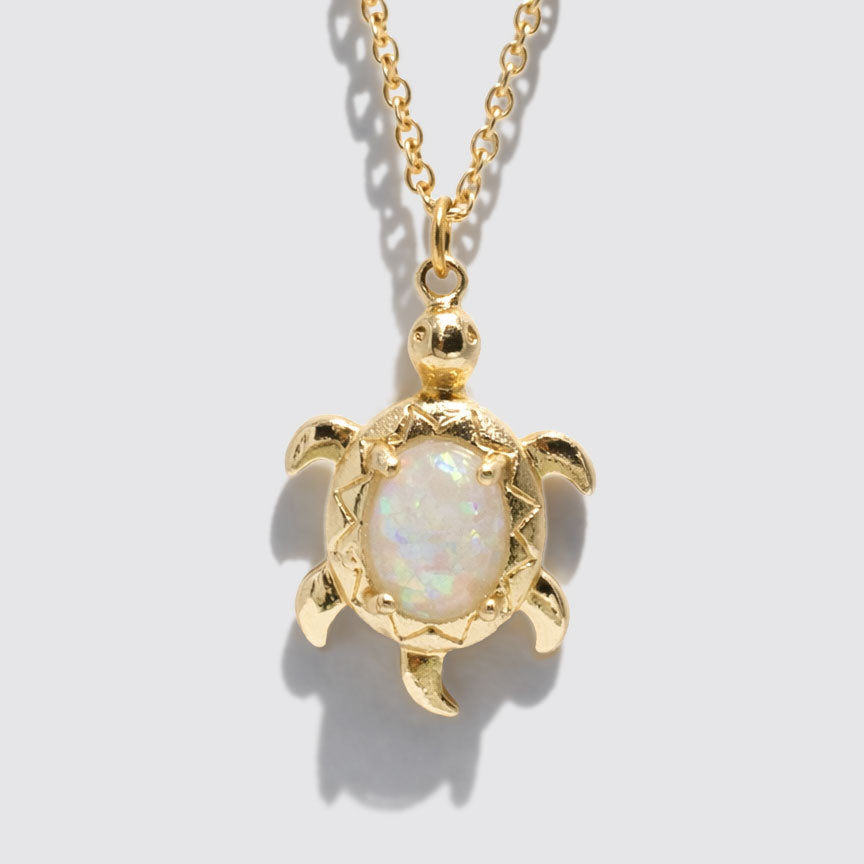 Collier doré à pendentif tortue effet opale