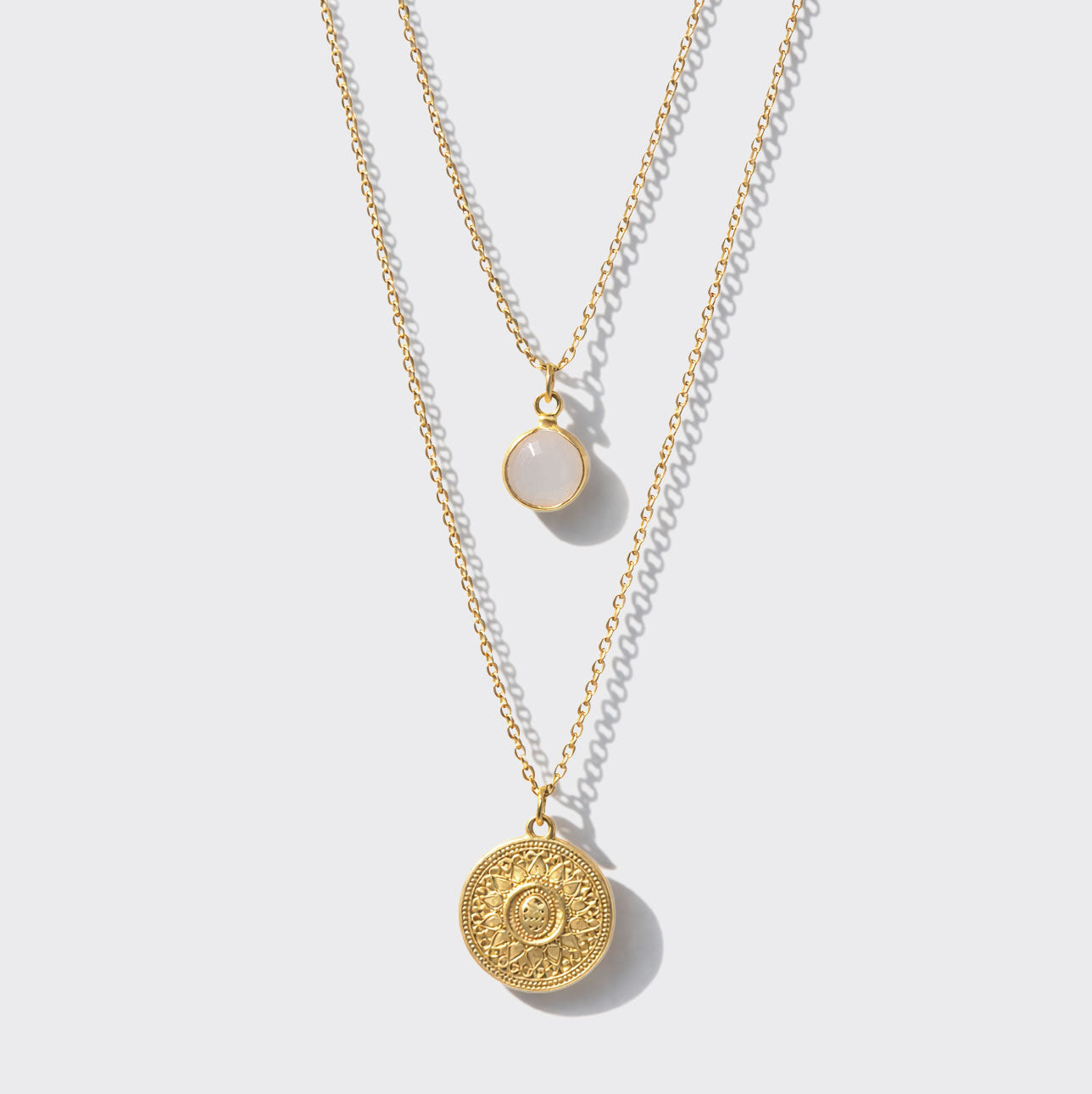 Collier superposé à pendentifs ronds doré