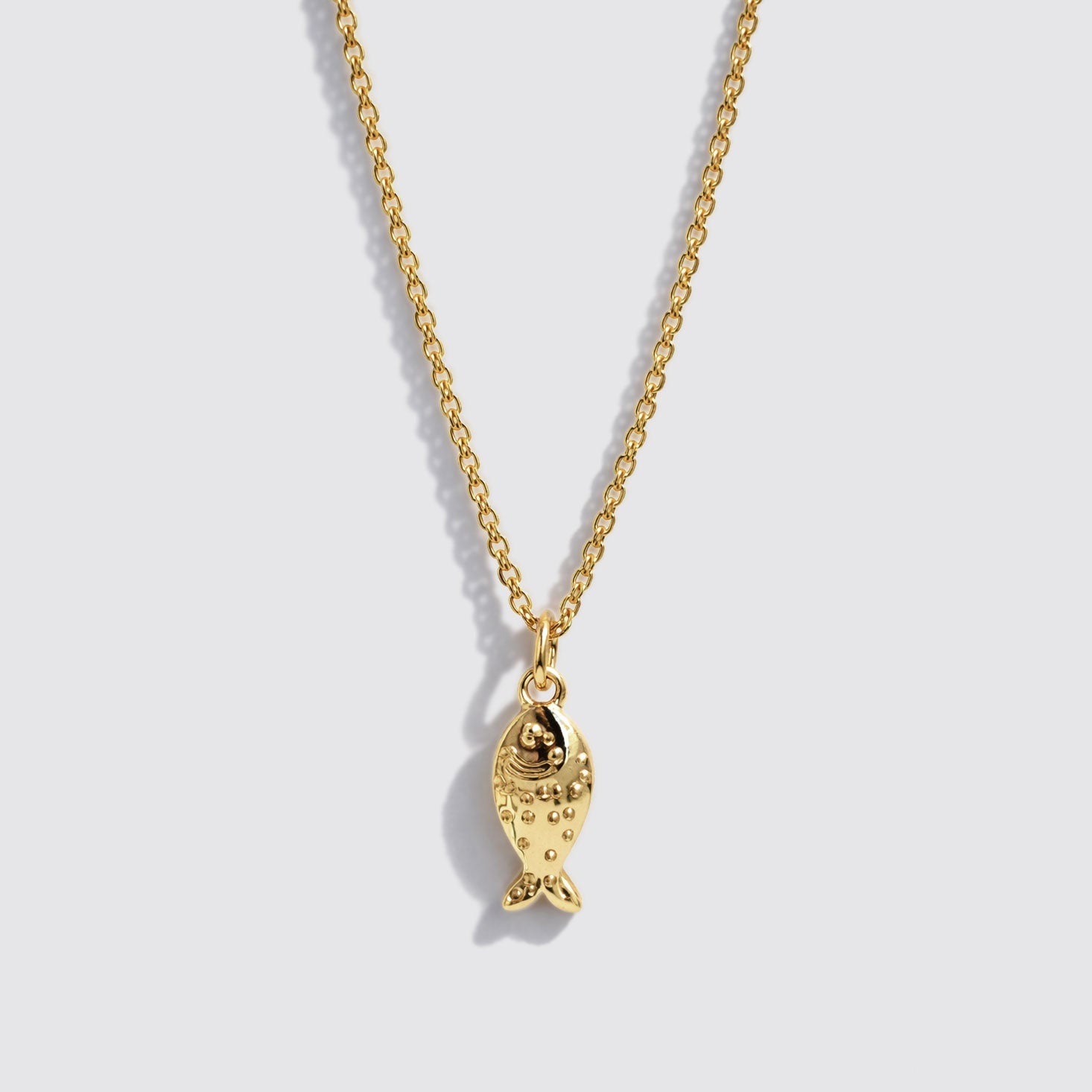 Collier fin doré à pendentif charm poisson