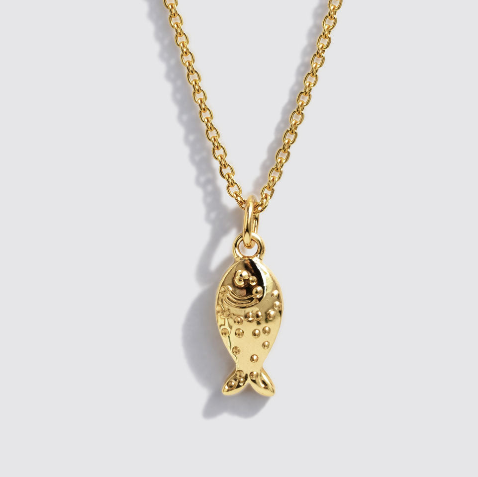 Collier fin doré à pendentif charm poisson
