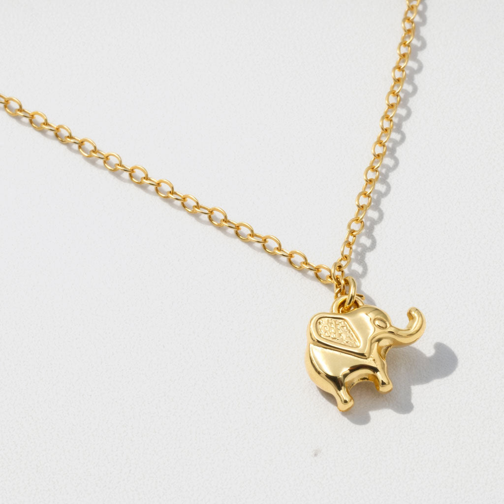 Collier fin doré à pendentif charm éléphant