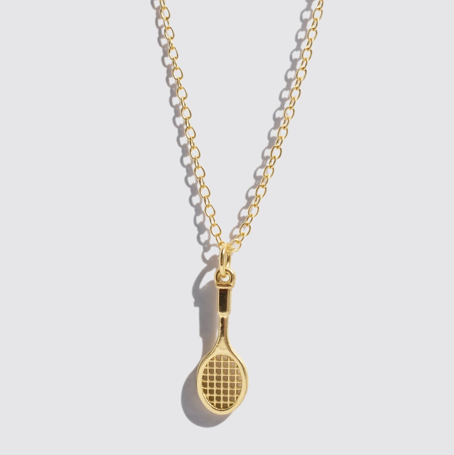 Collier doré à pendentif charm raquette de tennis