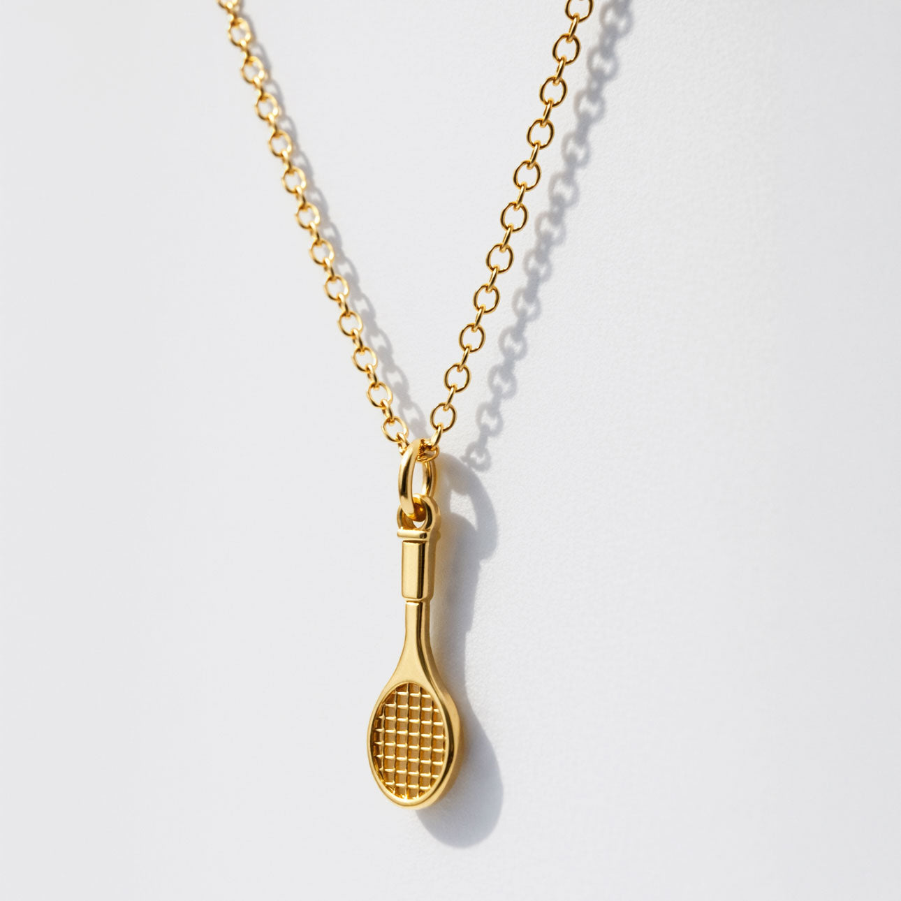 Collier doré à pendentif charm raquette de tennis