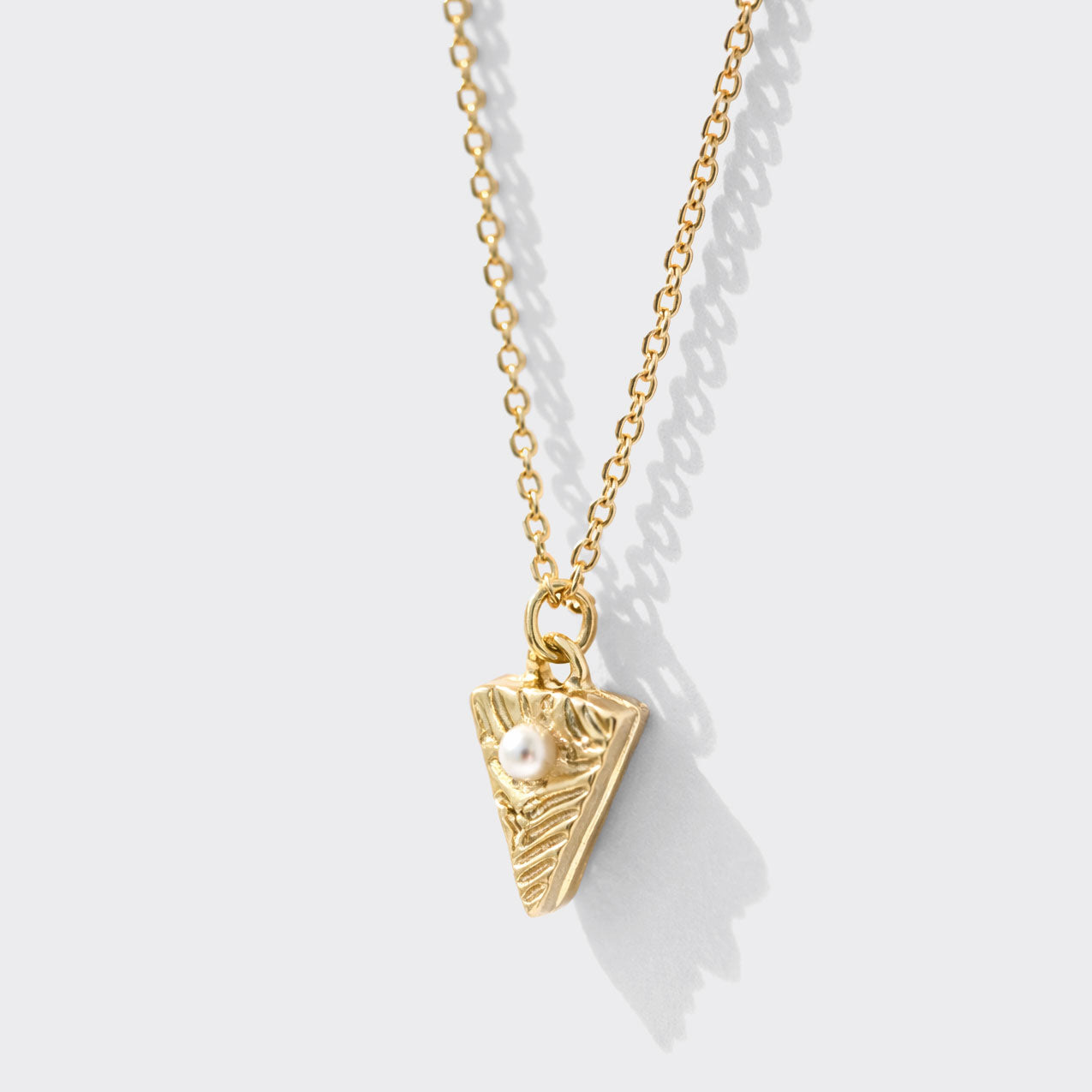Collier à pendentif pointe de tarte doré